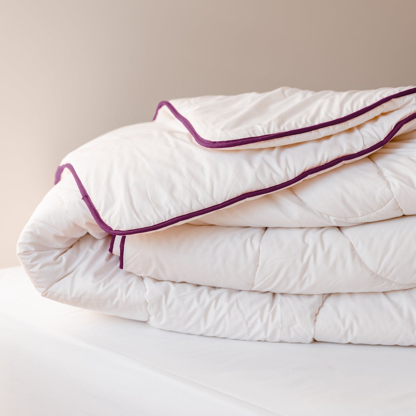 Couette Sénane bordée d'Aubergine